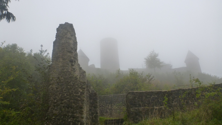 502 Burgruine Nürburg im Nebel