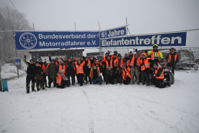Gruppenfoto mit den Helfern.