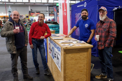 Feri und Senior am Messestand - Foto: BVDM