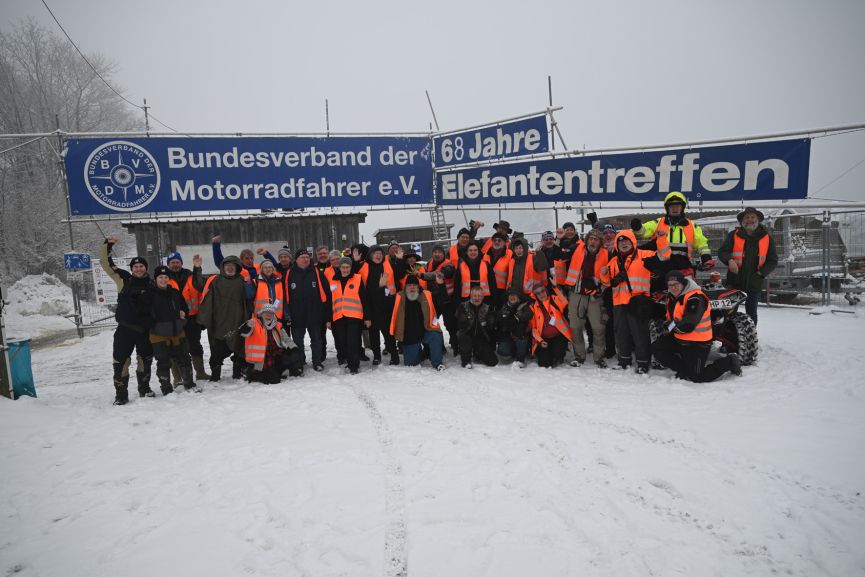 Gruppenfoto mit den Helfern.