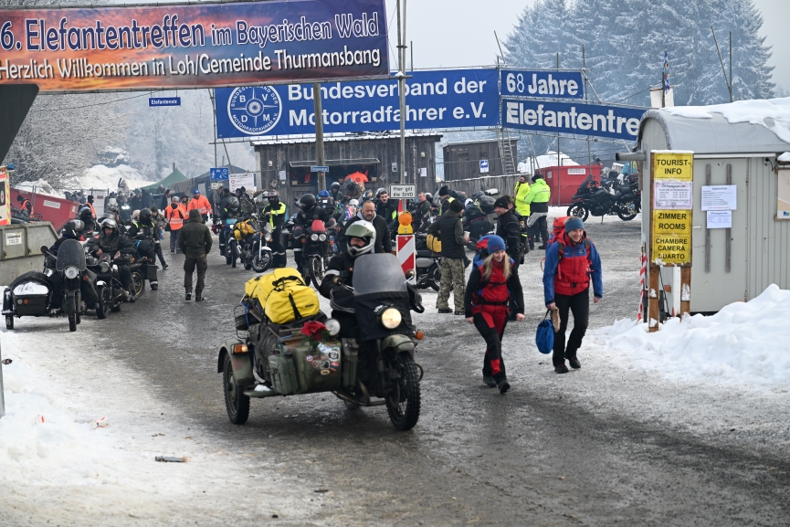 Vor dem Eingang.