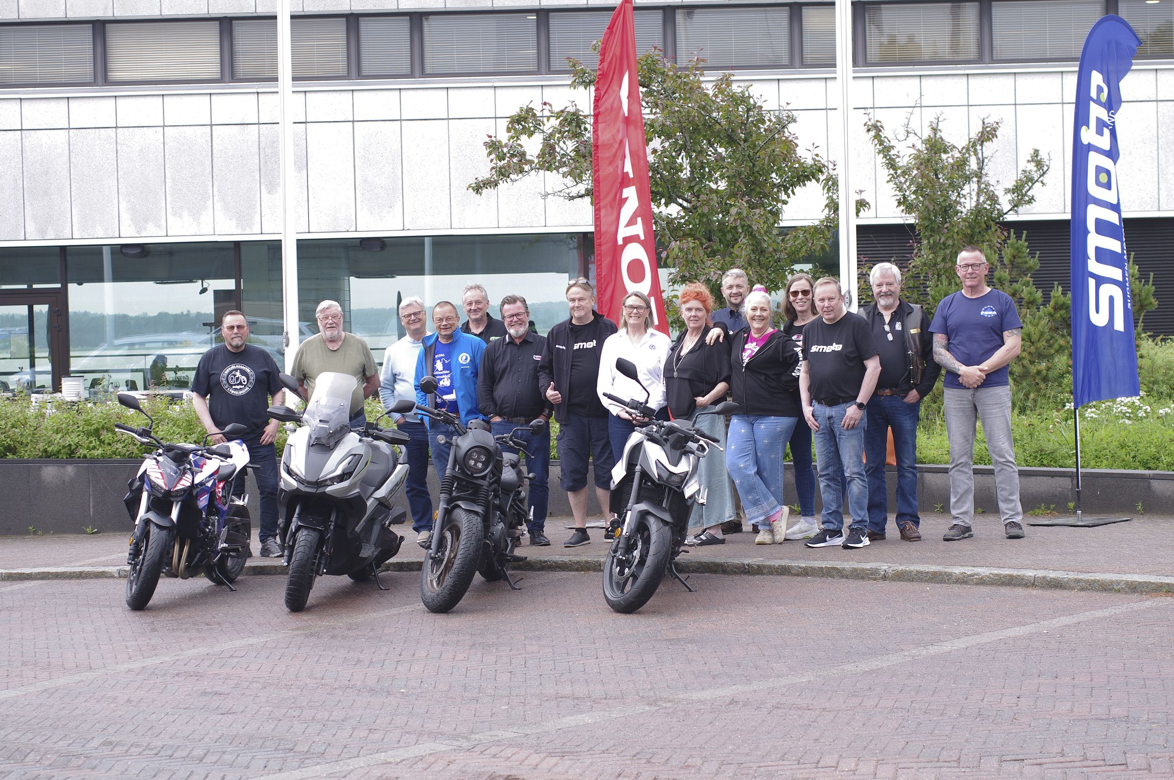 Gruppenfoto in Helsinki mit Motorrädern. Foto: Wim Taal/ FEMA