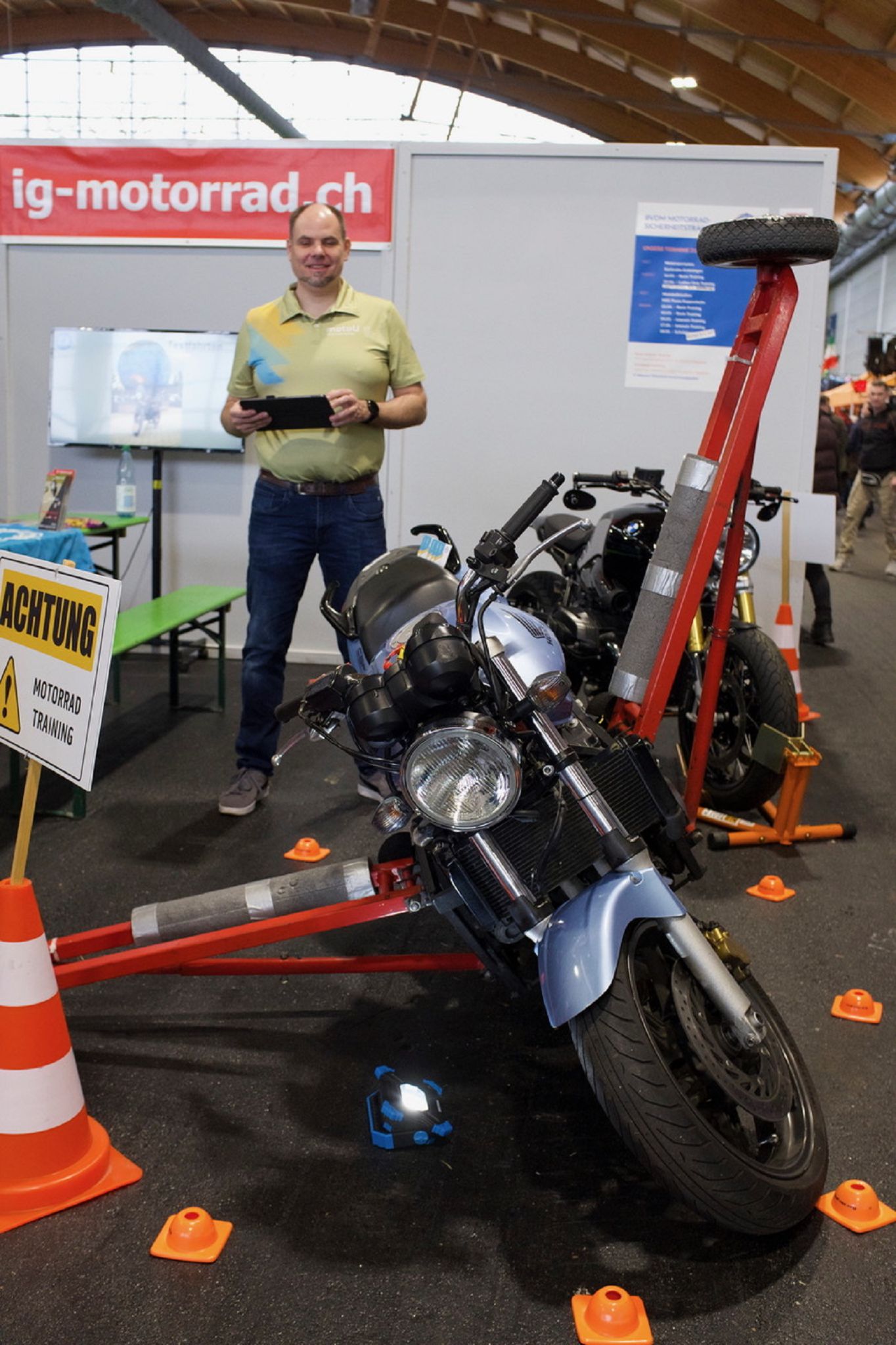 Stephan Zimmermann, Fahrsicherheitstrainer des BVDM, mit seinem "Ausleger" - Foto: BVDM