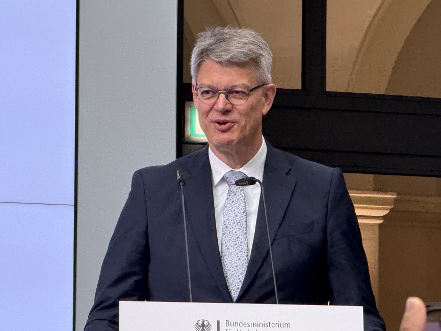 Bundesverkehrsminister Patrick Schnieder begrüßte die Teilnehmer und wies auf die Bedeutung der Verkehrssicherheitsarbeit hin. Foto: Lenzen