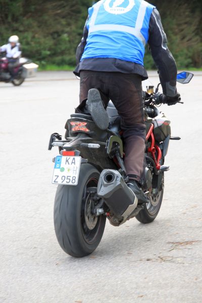 Übungen auf dem Motorrad, Foto: BVDM / Diewald Übungen auf dem Motorrad, Foto: BVDM / Diewald