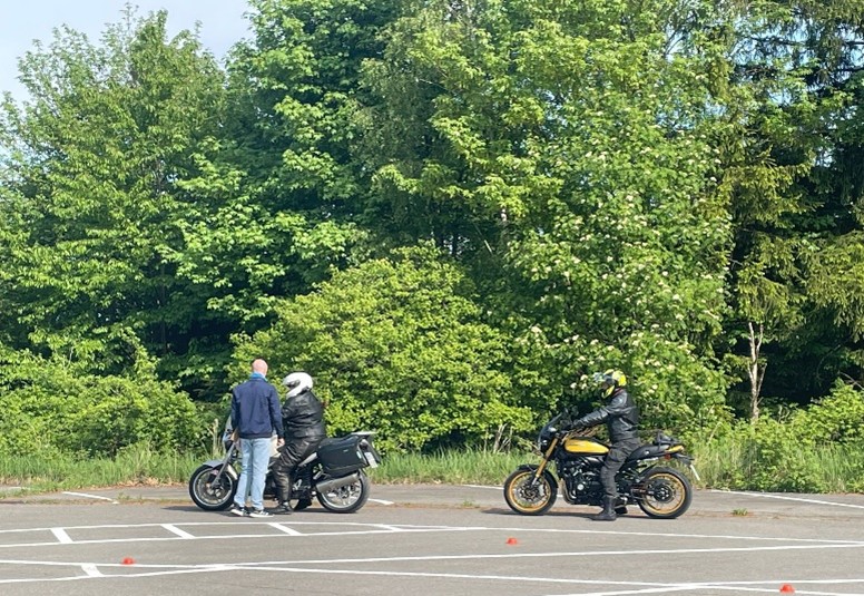 Einweisung bei ersten Fahrübungen, Foto: BVDM